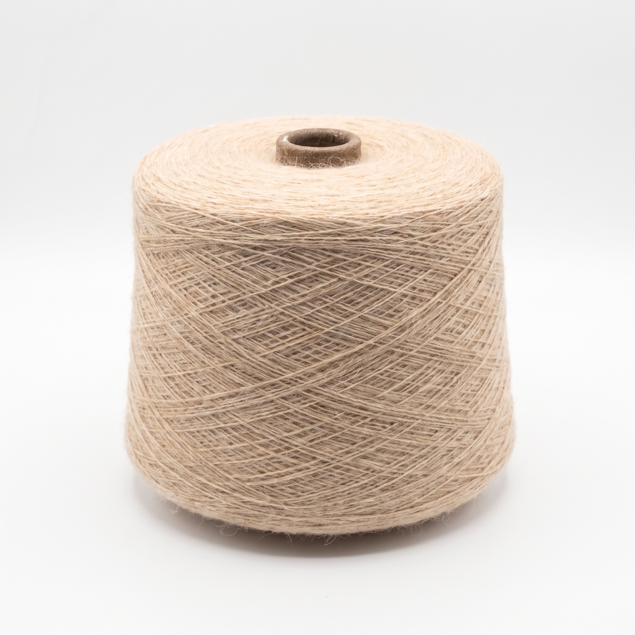 En cone med beige garn.