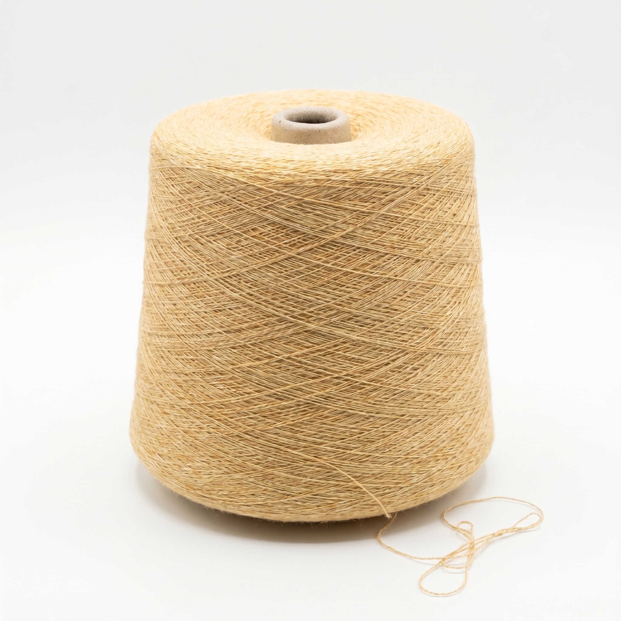 En cone med lys beige, tekstureret garn på en hvid baggrund.