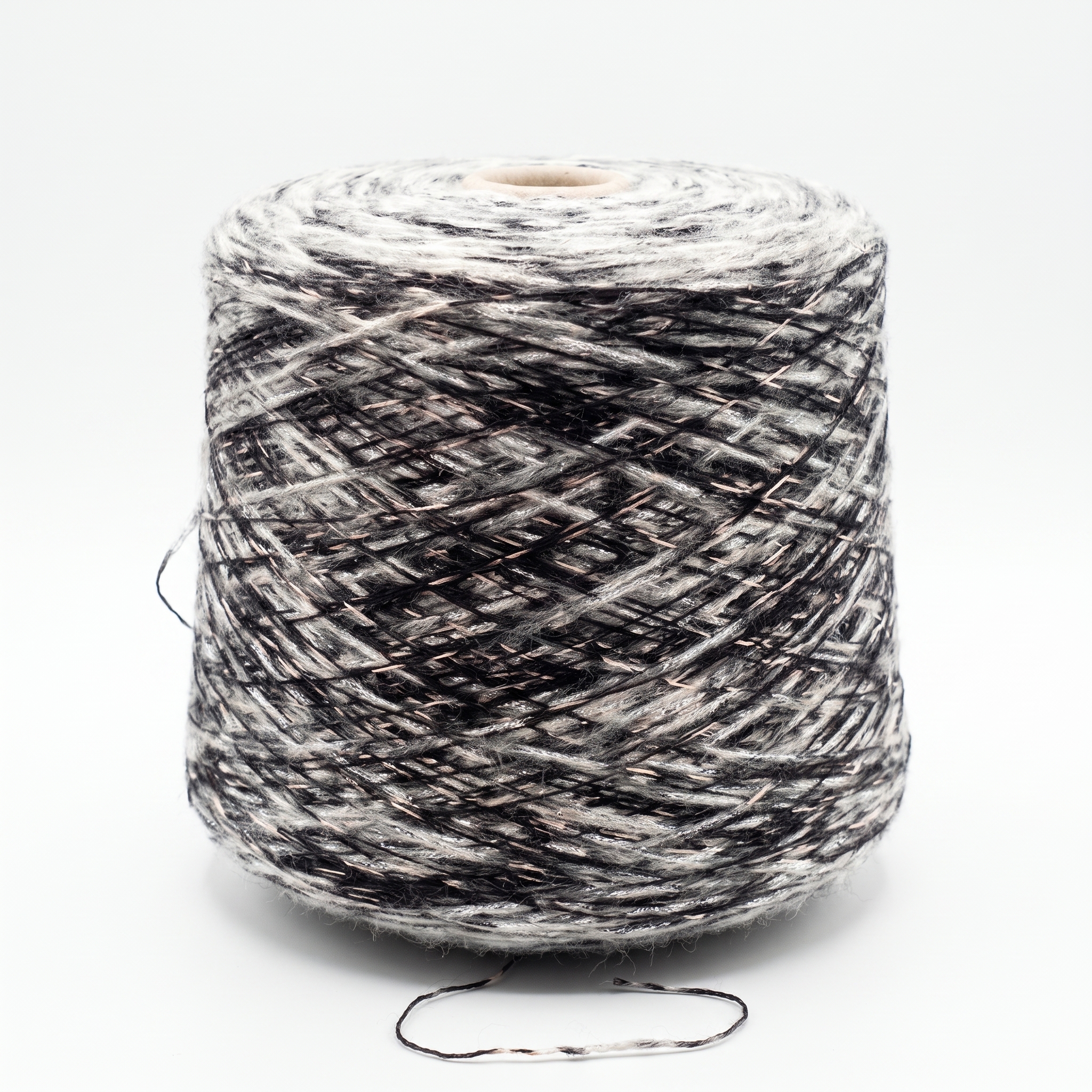 En cone med garn i en blanding af sorte, hvide, grå og kobberfarvede metalliske fibre.