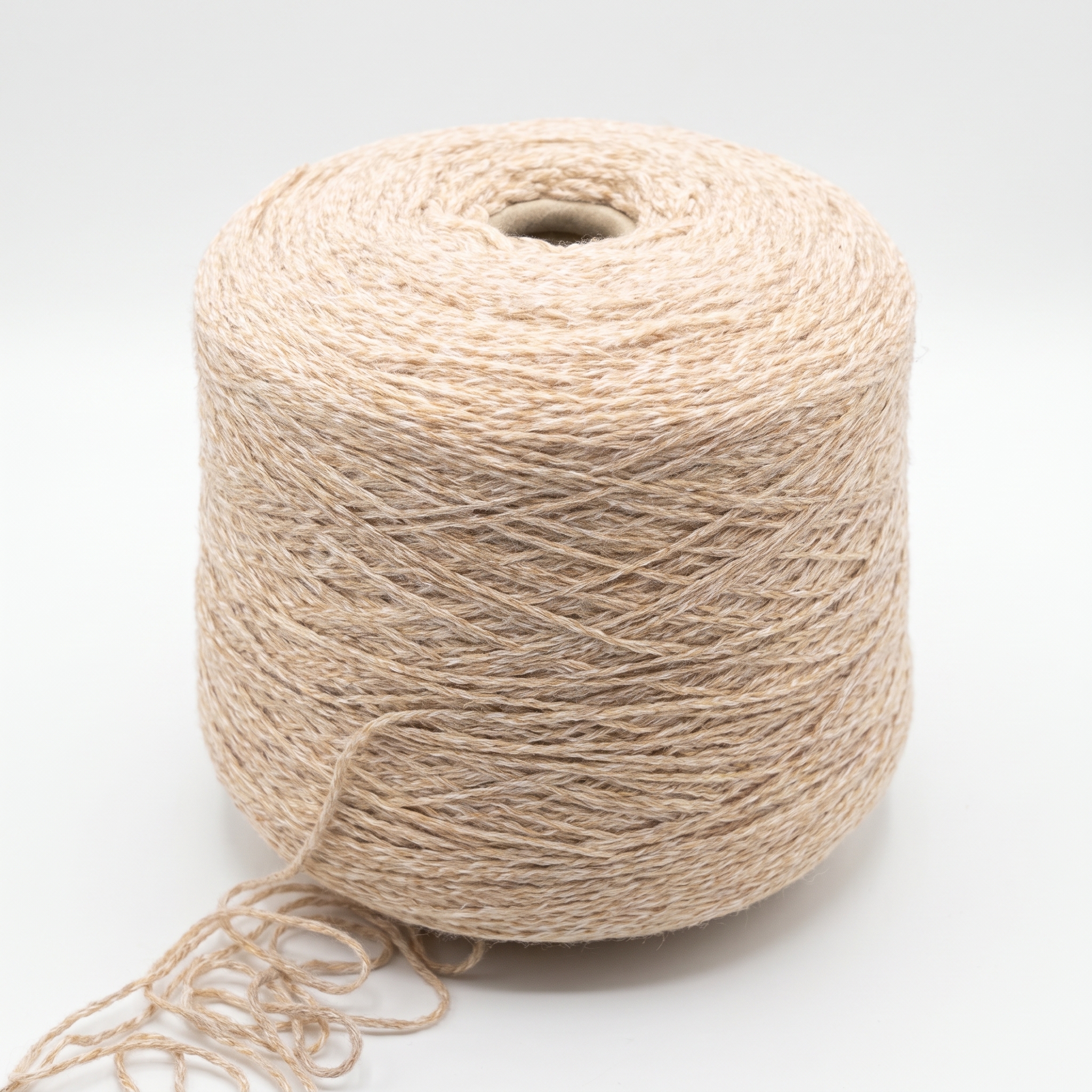En stor cone med lyst, beige garn på en neutral baggrund.