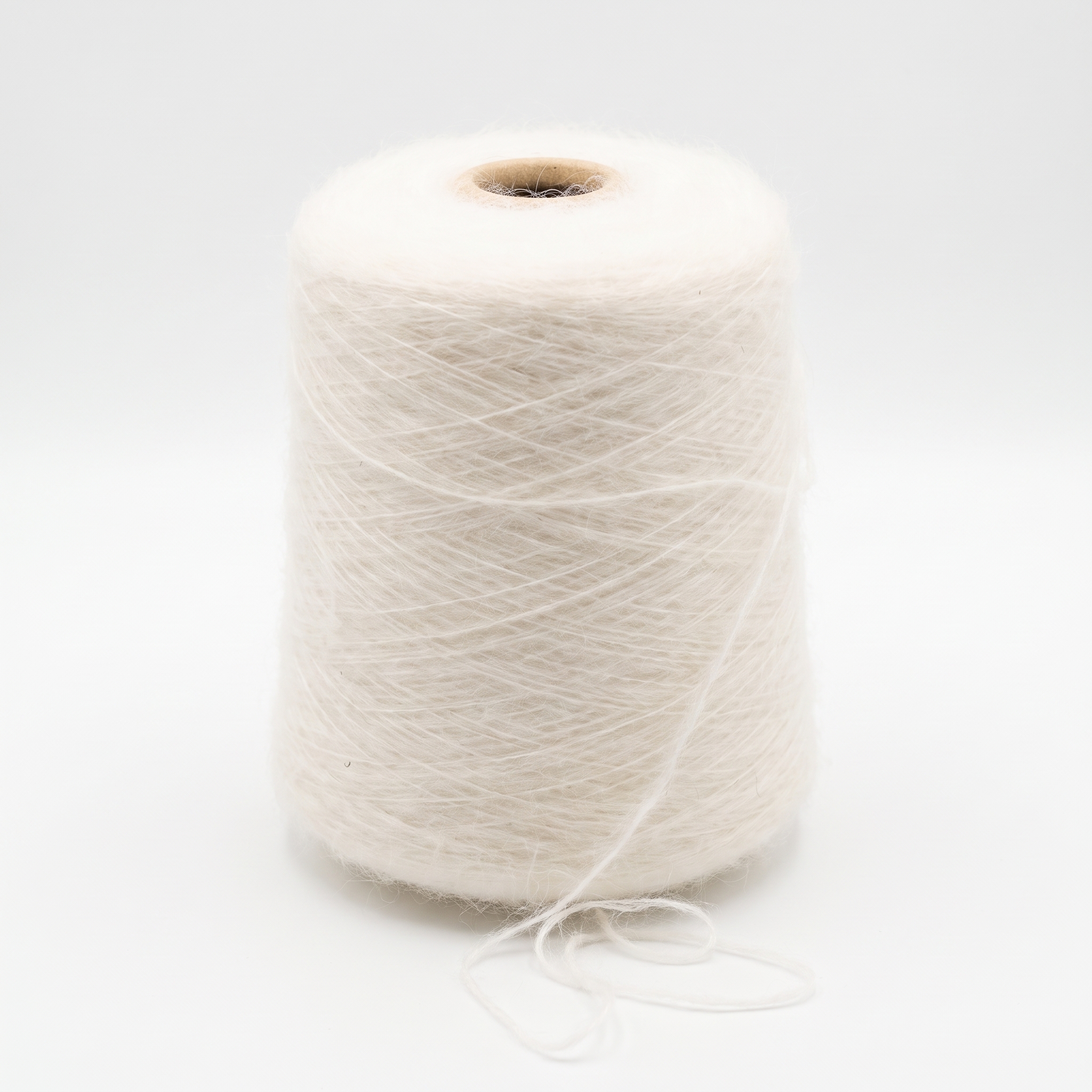 En cone med plysset, råhvidt garn vises mod en hvid baggrund, med en løs tråd ved bunden.