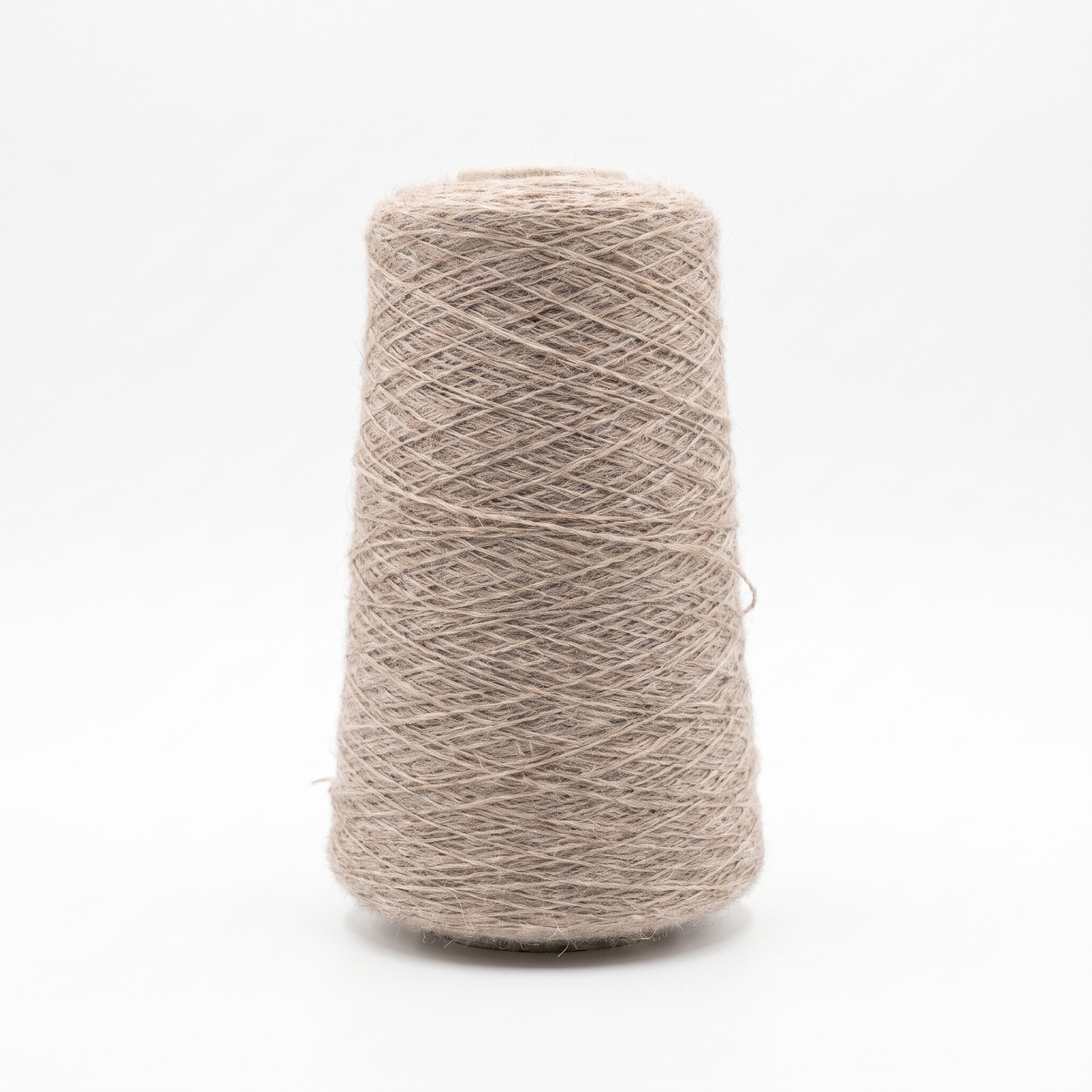 En cone med beige, let loddent garn.
