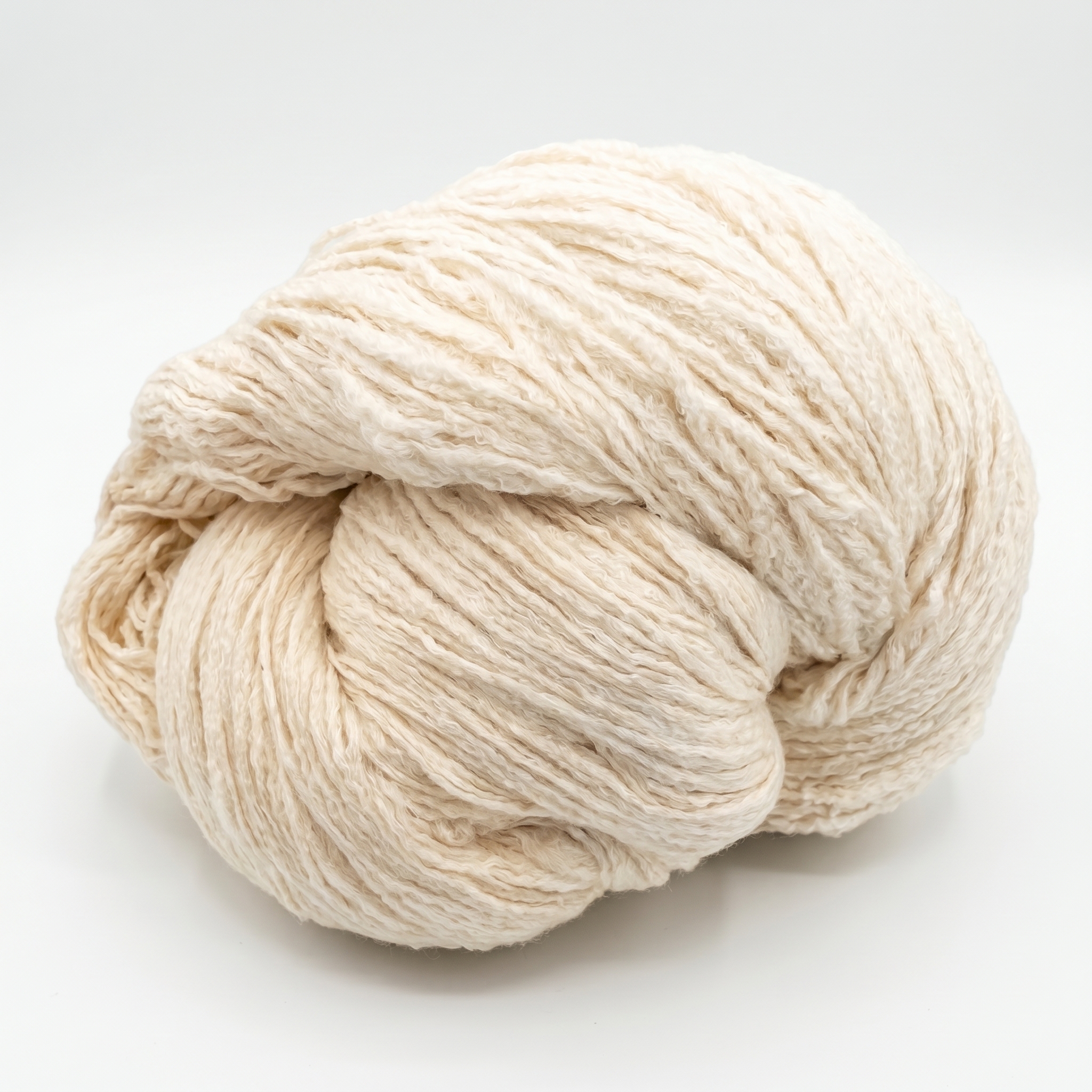 Et fed creme-farvet garn mod en neutral baggrund.