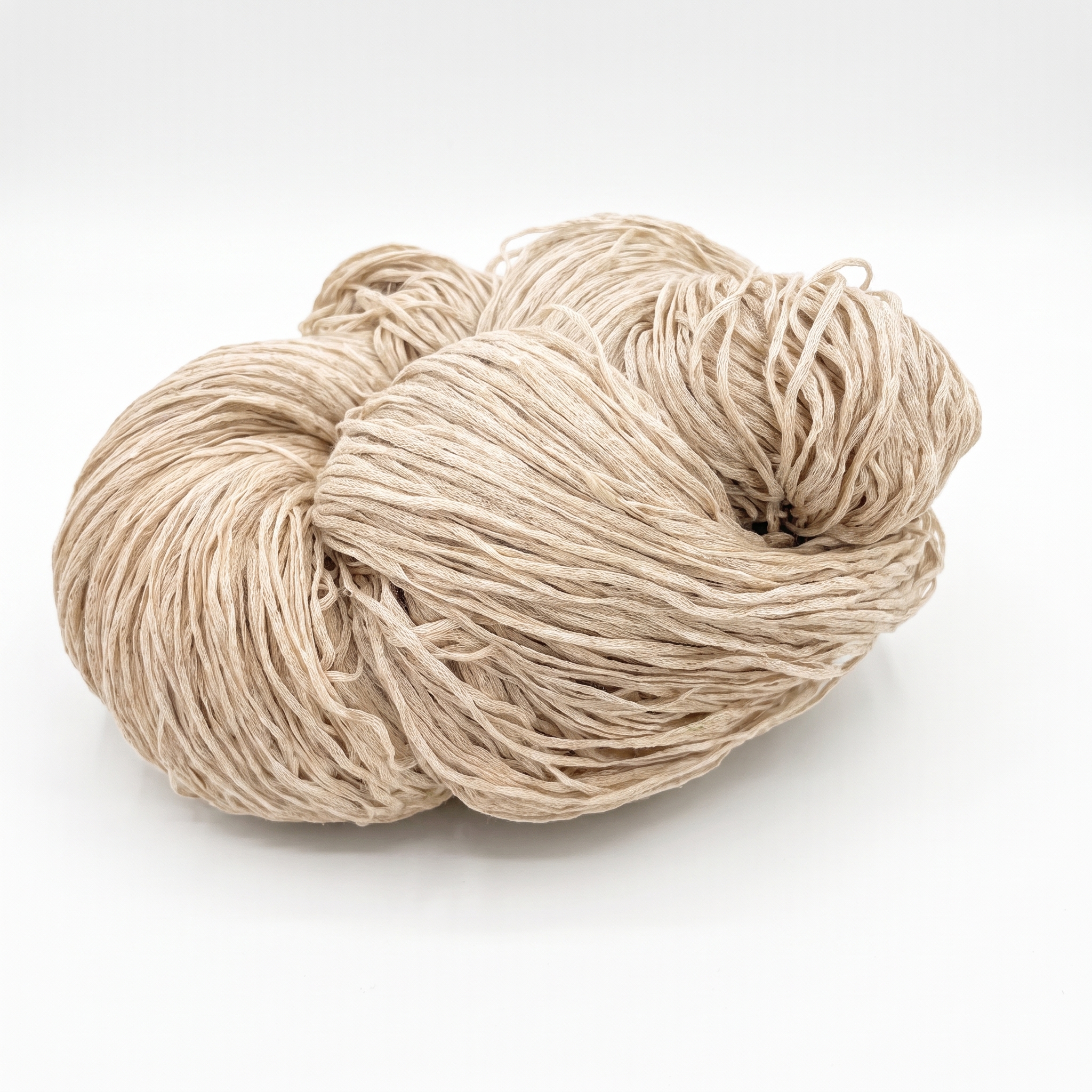 Et fed garn i en lys beige farve.