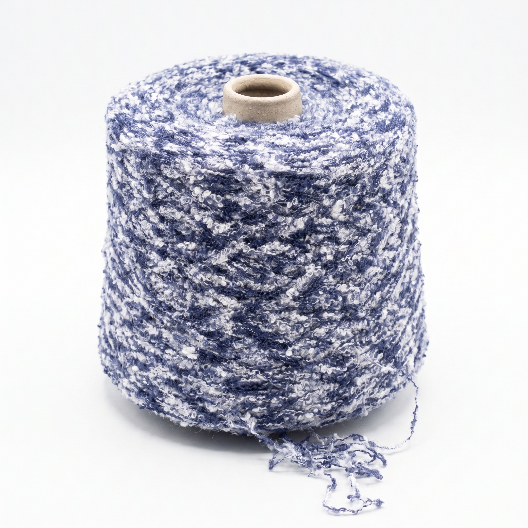 En stor cone med blåt og hvidt boucle-garn på en hvid baggrund.