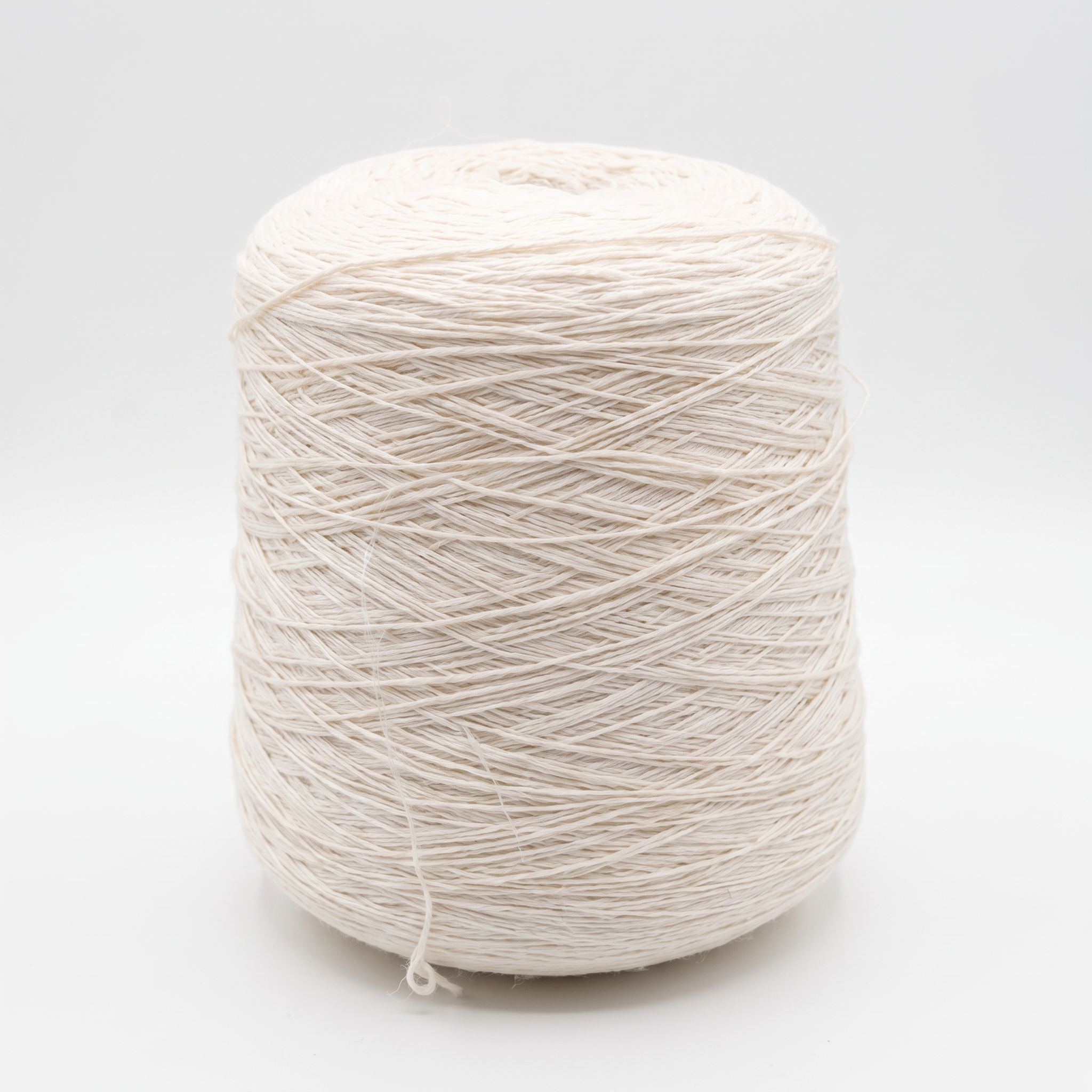En stor cone af lyst beige garn.
