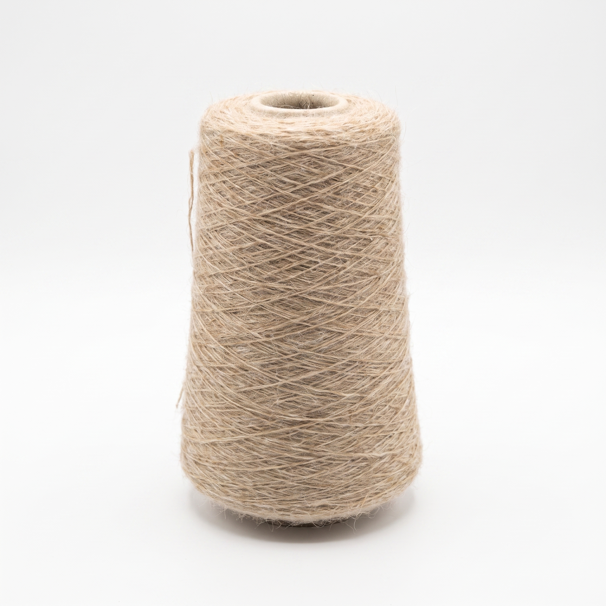 En stor cone med beige garn.
