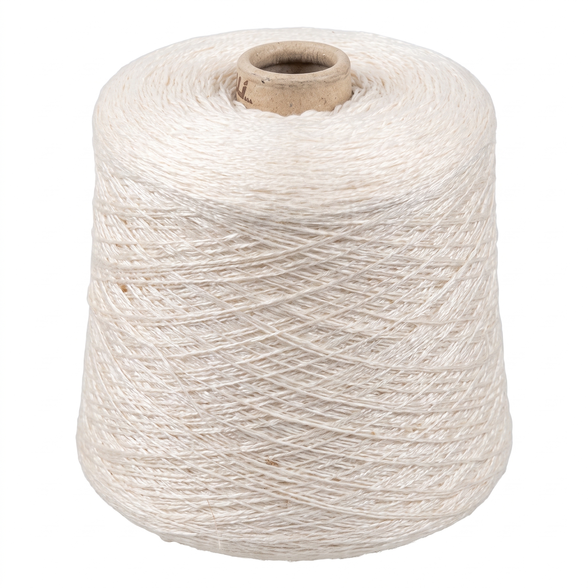 En stor cone med lyst, naturfarvet garn på en hvid baggrund.