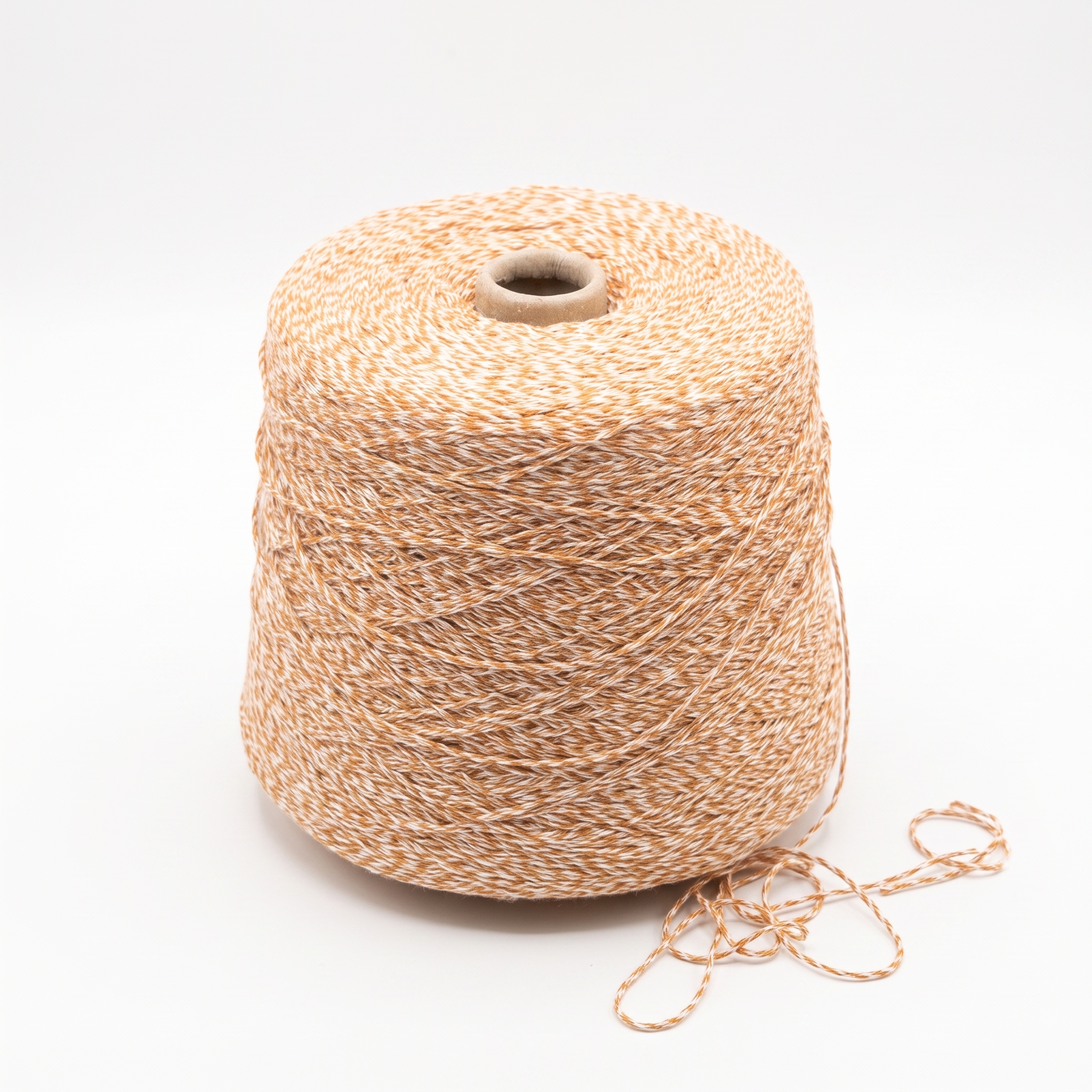 En stor cone med orange og hvidt stribet garn på en hvid baggrund.