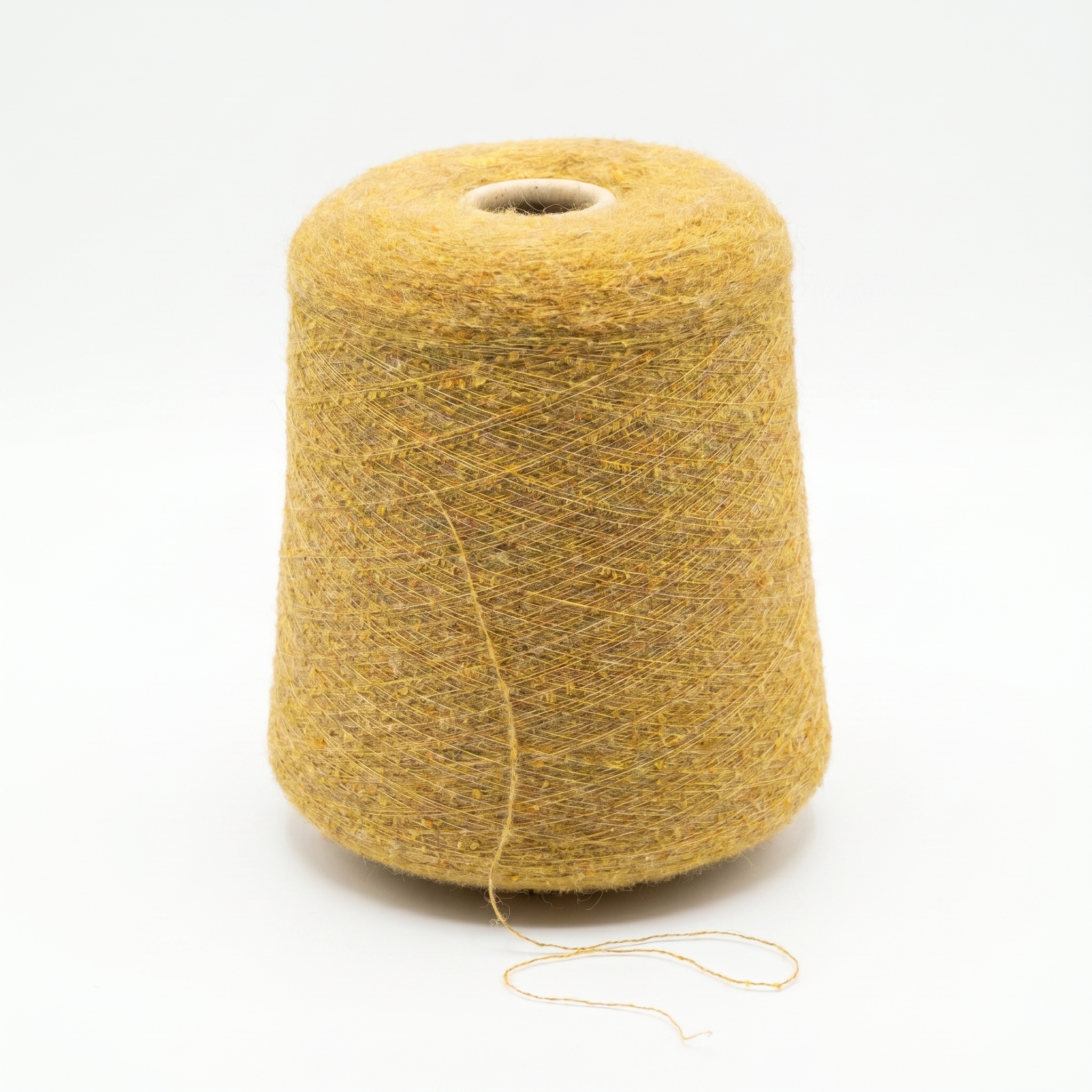 En stor cone med sennepsgult, tweed-lignende garn på en hvid baggrund.