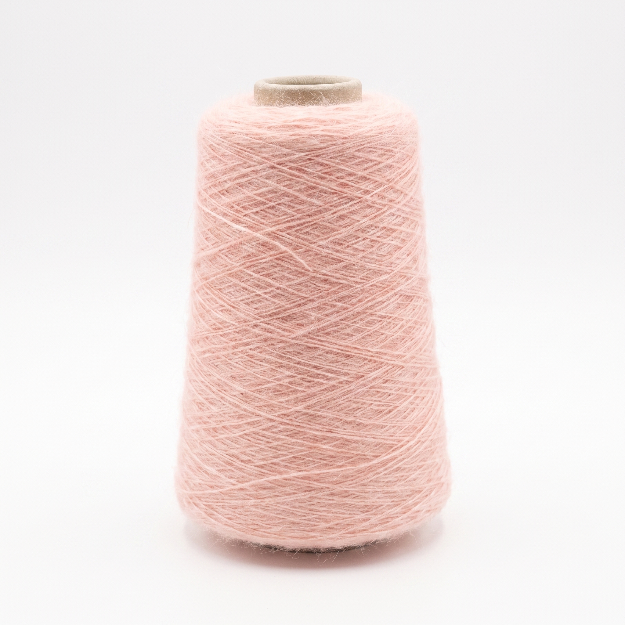 En stor cone med lyst rosa, fluffy garn.