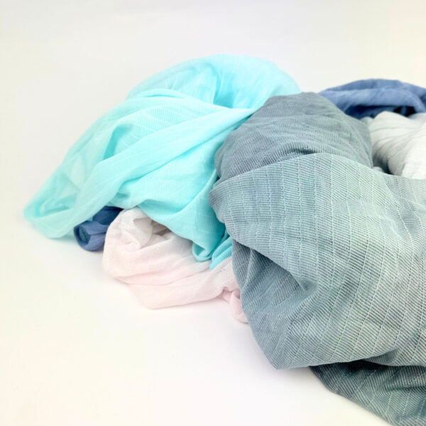 Gratis stof til kreaprojekter. Overskudstekstil i nylon forskellige farver