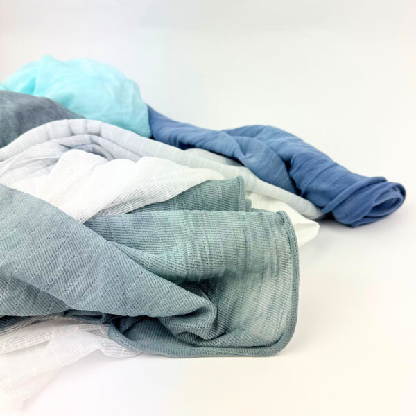 Gratis stof til kreaprojekter. Overskudstekstil i nylon forskellige farver