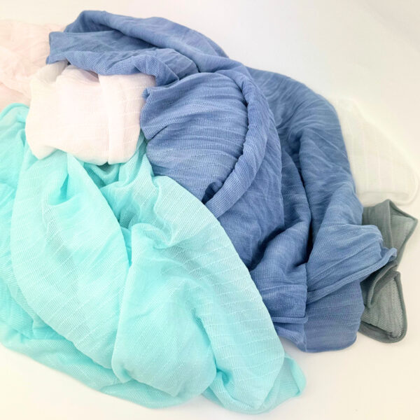 Gratis stof til kreaprojekter. Overskudstekstil i nylon forskellige farver