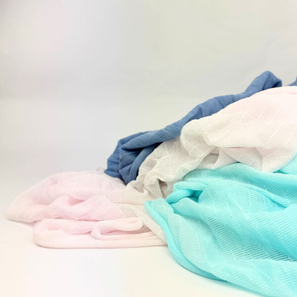 Gratis stof til kreaprojekter. Overskudstekstil i nylon forskellige farver