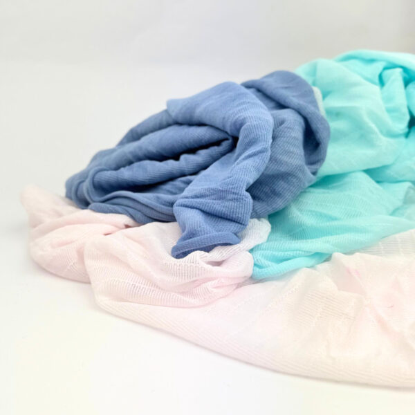 Gratis stof til kreaprojekter. Overskudstekstil i nylon forskellige farver