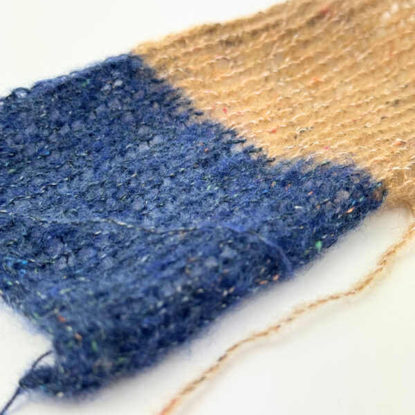 blødt tweedgarn med merino til 21 masker på pind 4 mm